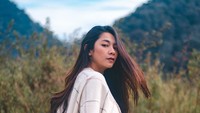 Dalam Instagramnya, artis cantik Dinda Kirana membagikan momennya saat mendaki Gunung Prau. 