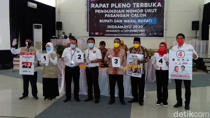Empat pasangan calon (paslon) Bupati dan Wakil Bupati Indramayu resmi mendapatkan nomor urut untuk pilbup. Proses pengundian nomor urut paslon berjalan lancar dengan menerapkan protokol kesehatan.