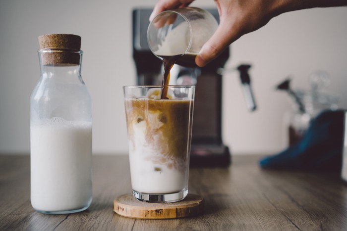 Es kopi susu How to make ice coffee