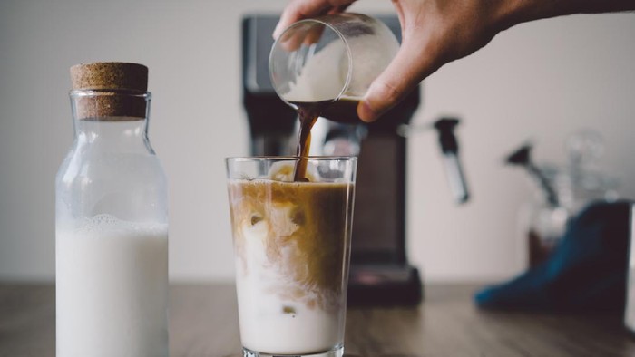 Es kopi susu How to make ice coffee