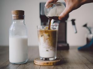 Cara Bikin Es Kopi dari Seduhan Langsung dan Cold Brew