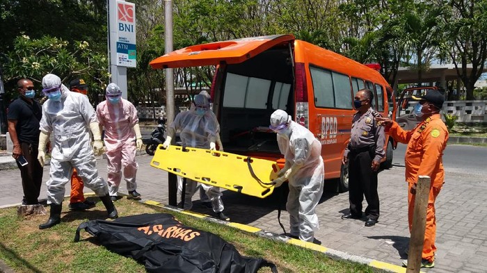 Evakuasi Mayat Mahasiswa yang ditemukan di Selokan Kawasan pelabuhan Benoa