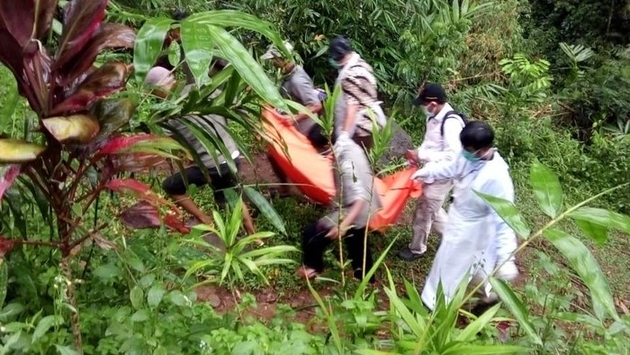 Evakuasi mayat pria yang ditemukan di sela bebatuan sungai Pekalongan, Rabu (23/9/2020).