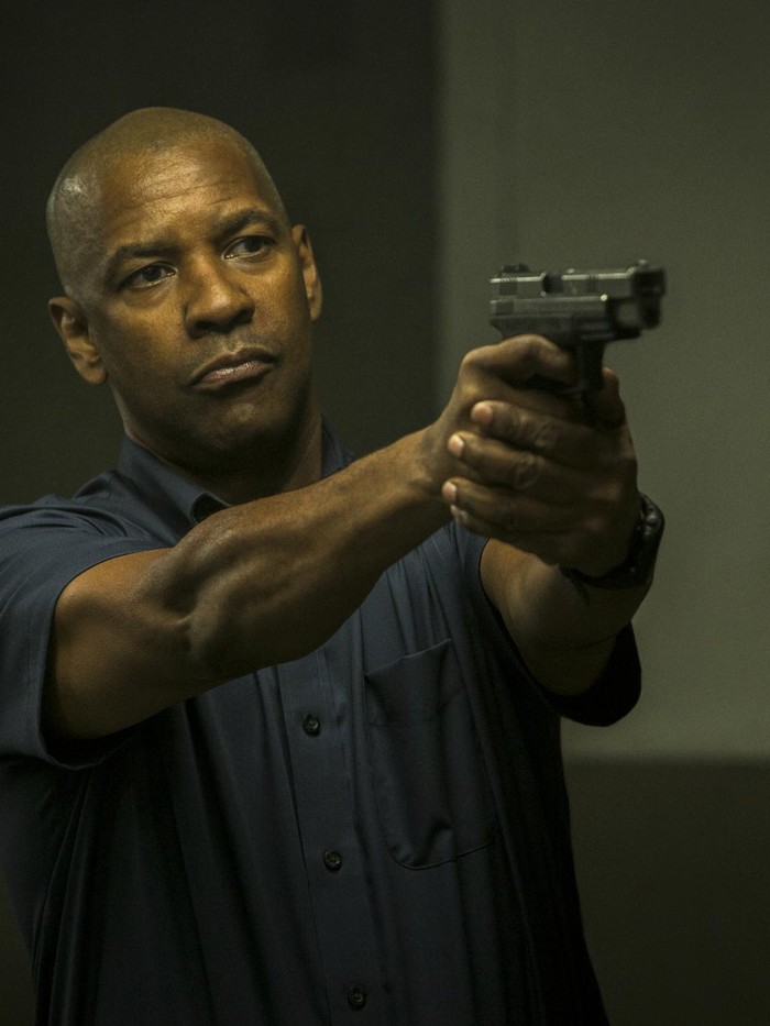 Film The Equalizer McCall (DENZEL WASHINGTON) takes out one of Slavis thugs (NASH EDGERTON) in Columbia Pictures THE EQUALIZER.
