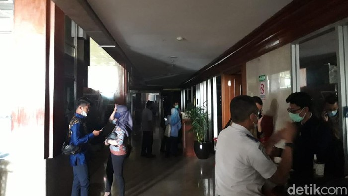 Gedung Nusantara I DPR RI mati listrik siang hari ini. Tak hanya itu, Gedung Kura-Kura DPR RI pun juga ikut mati listrik.