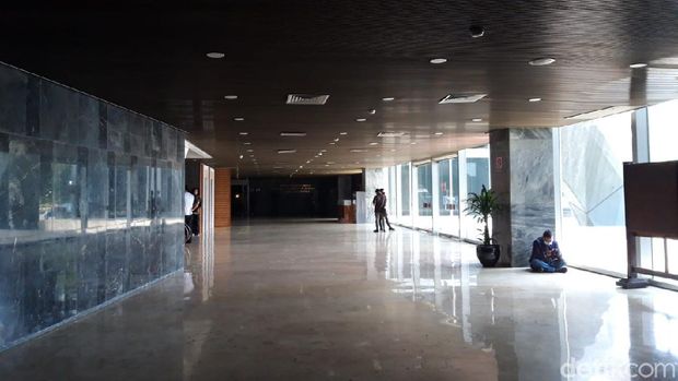 Gedung Nusantara I DPR RI mati listrik siang hari ini. Tak hanya itu, Gedung Kura-Kura DPR RI pun juga ikut mati listrik.