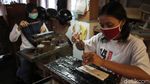Geliat Perajin Perak Bertahan di Tengah Pandemi