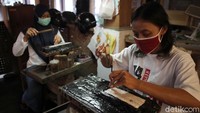 Semenjak pandemi COVID-19, usaha kerajinan perak di kawasan Kotagede merasakan imbasnya. Penjualan kerajinan menurun akibat sepinya wisatawan yang berkunjung.