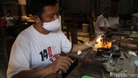 Saat ini perajin hanya mengerjakan produk berdasarkan pesanan konsumen.