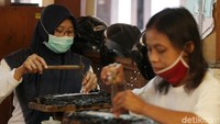 Butuh ketelitian dalam membentuk pola pernak-pernik perhiasan seperti cincin, gelang dan kalung.