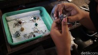 Perajin menunjukkan cincin berbahan perak yang siap untuk dipasarkan.