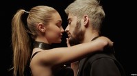 Kedekatan mereka mulai jadi sorotan setelah Gigi tampil dalam video klip milik Zayn bertajuk Pillowtalk pada 2016. Dok. YouTube