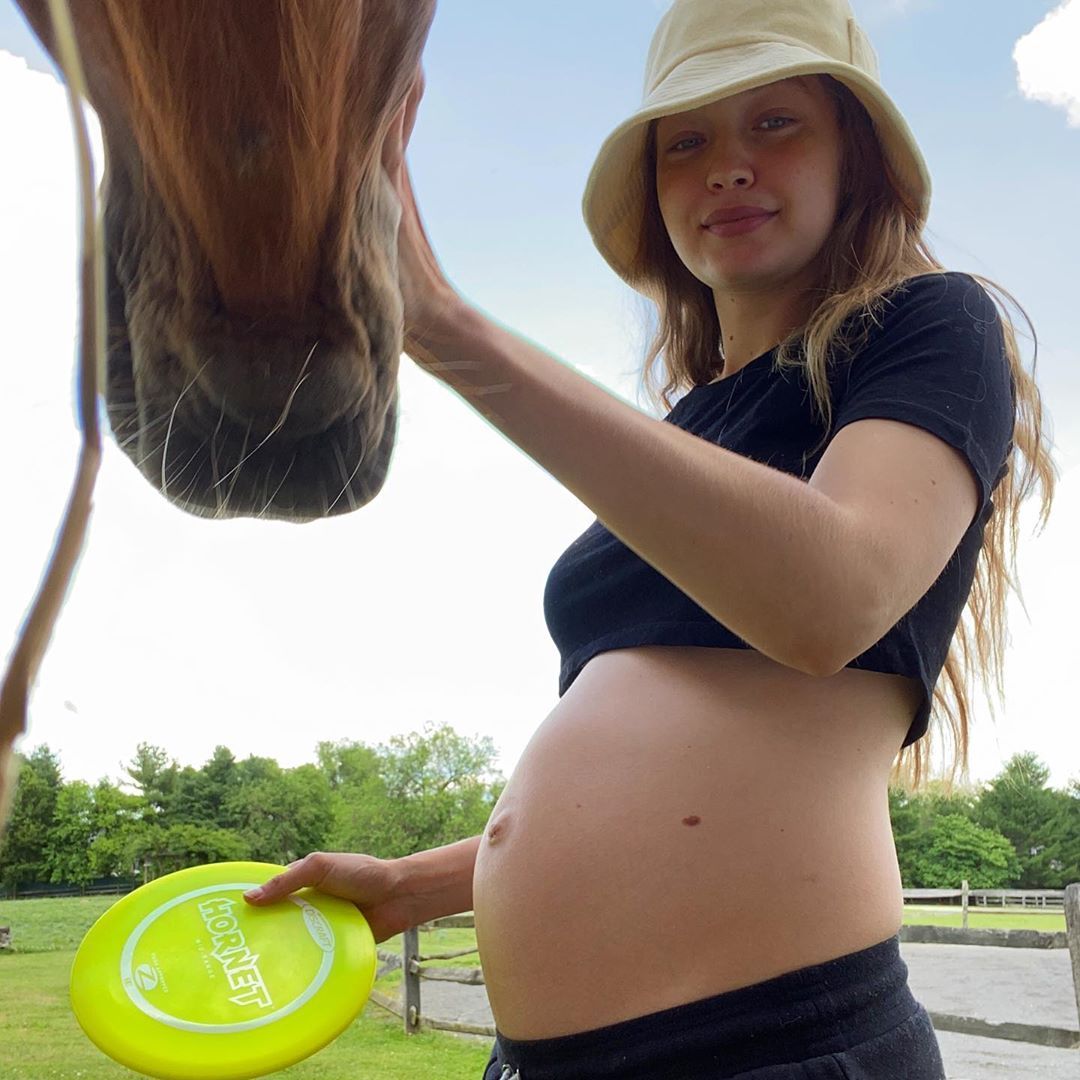 Gigi Hadid pose dengan kuda saat hamil.