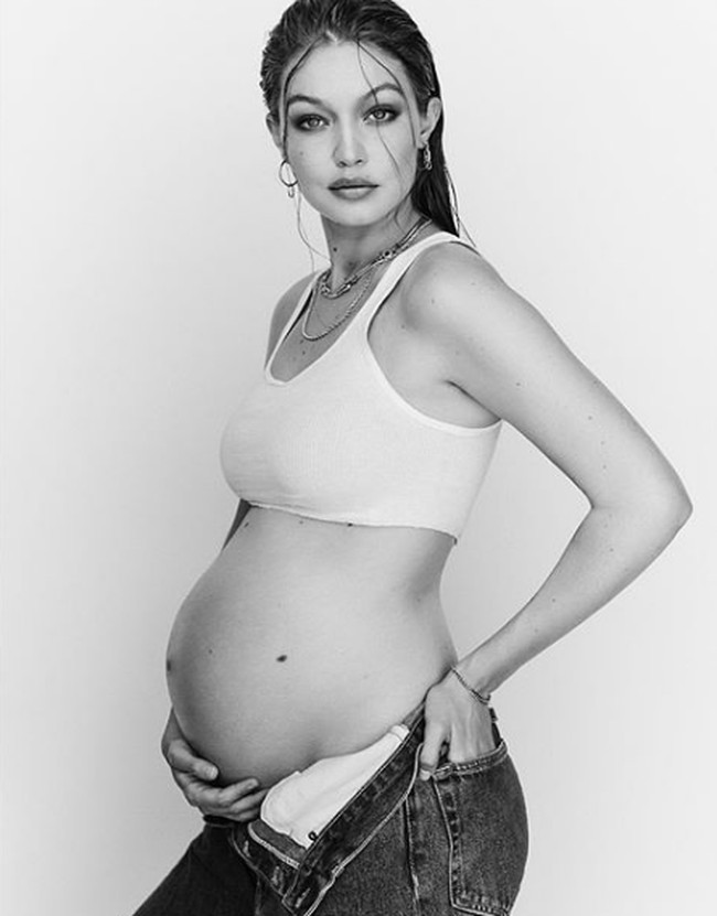 Pada beberapa frame foto, Gigi Hadid tampak bergaya seksi dengan crop top dan jeans. Foto: Instagram/@gigihadid