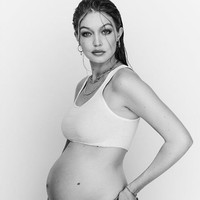 Pada beberapa frame foto, Gigi Hadid tampak bergaya seksi dengan crop top dan jeans. Foto: Instagram/@gigihadid