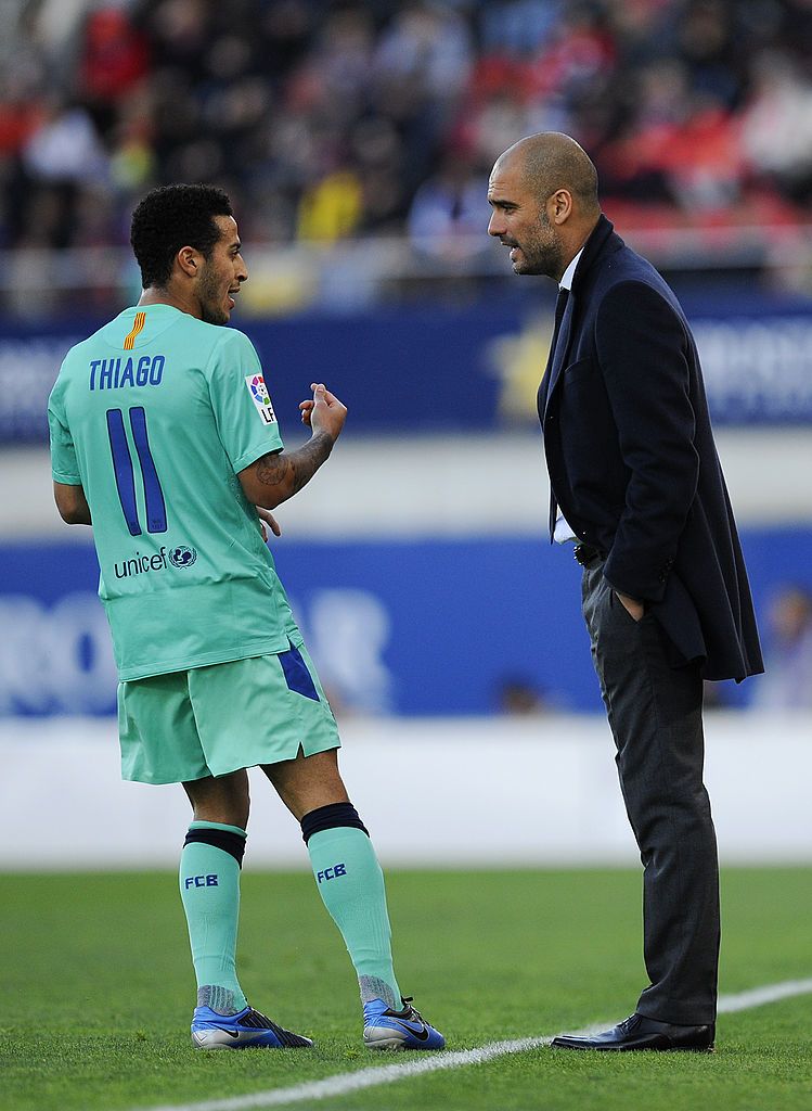 Guardiola, Thiago MADRID, SPAIN - APRIL 27: Josep Guardiola manager of Bayern Munich in discussion with an injured Thiago Alcantara of Bayern Munich during the UEFA Champions League semi final first leg match between Club Atletico de Madrid and FC Bayern Muenchen at Vincente Calderon on April 27, 2016 in Madrid, Spain. (Photo by Gonzalo Arroyo Moreno/Getty Images)