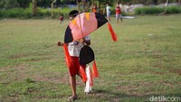 Di tengah penerapan PSBB secara ketat di Ibu Kota, sejumlah anak ini tampak asyik bermain layang-layang di lapangan terbuka.