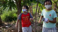 Tak sedikit di antara mereka yang mengenakan masker saat bermain layang-layang.
