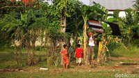 Tak hanya anak-anak, sejumlah orang dewasa juga tampak asyik bermain layang-layang maupun beraktivitas di lapangan tersebut.