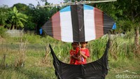 Meski sejumlah anak tampak bermain dengan mengenakan masker, masih ada pula anak-anak yang tampak bermain layang-layang tanpa mengenakan masker.