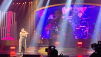Selain itu Via Vallen juga turut tampil membawakan lagu-lagu Didi Kempot untuk mengenang sang maestro. Dok. Trans TV