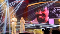 Ada momen haru kala Andmesh dan Tiara menyumbangkan suaranya dalam momen penghormatan untuk Glenn Fredly. Dok. Trans TV