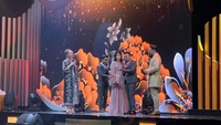 Adapula pembagian awards bagi para seleb yang paling hits seperti keluarga Ruben Onsu yang didapuk sebagai Keluarga Selebriti Terharmonis. Dok. Trans TV