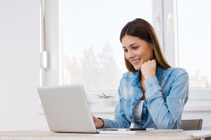 Ilustrasi wanita kerja pakai laptop Ilustrasi wanita kerja pakai laptop