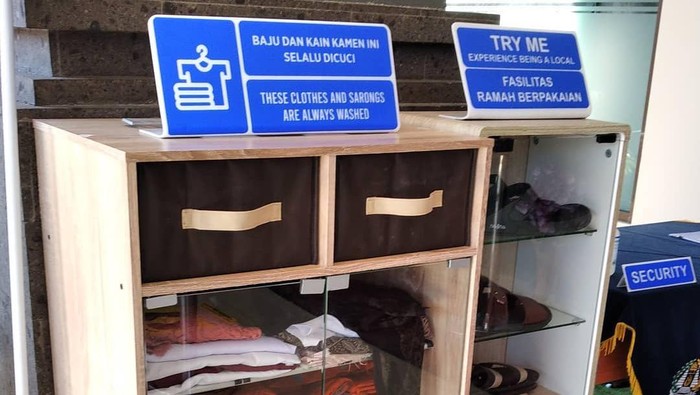 Jasa penyewaan pakaian adat di Kantor Imigrasi Ngruah Rai, Bali.