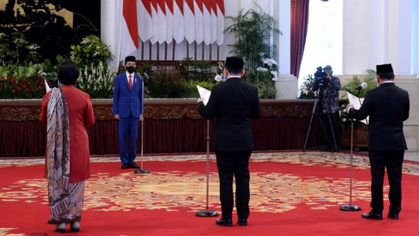 Jokowi Lantik Aggota Dewan Komisioner LPS