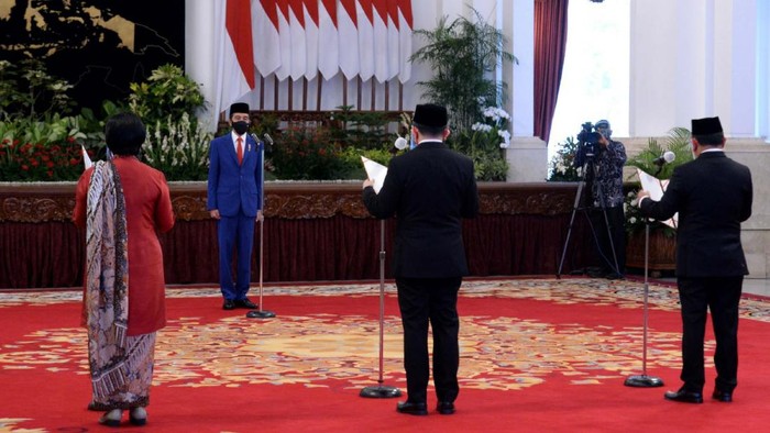 Jokowi Lantik Aggota Dewan Komisioner LPS Presiden Jokowi melantik anggota Dewan Komisioner LPS di Istana Negara, Jakarta. Jokowi mengangkat Purbaya Yudhi Sadewa sebagai Ketua DK LPS.