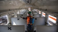 Sebelum dioperasikan, petugas terlebih dahulu menyemprotkan cairan disinfektan di dalam gerbong kereta api serelo di stasiun Kertapati Palembang, Sumatera Selatan, Rabu (23/9/2020) kemarin. ANTARA FOTO/Nova Wahyudi.