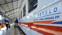 Penumpang berjalan menuju gerbong KA Serelo sebelum keberangkatan di Stasiun Kereta Api Kertapati Palembang, Sumsel, Kamis (24/9/2020). ANTARA FOTO/Feny Selly.