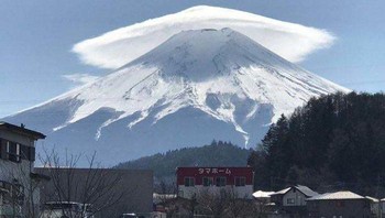 Awan lentikuler langka di atas gunung Fuji. Foto: Bored Panda