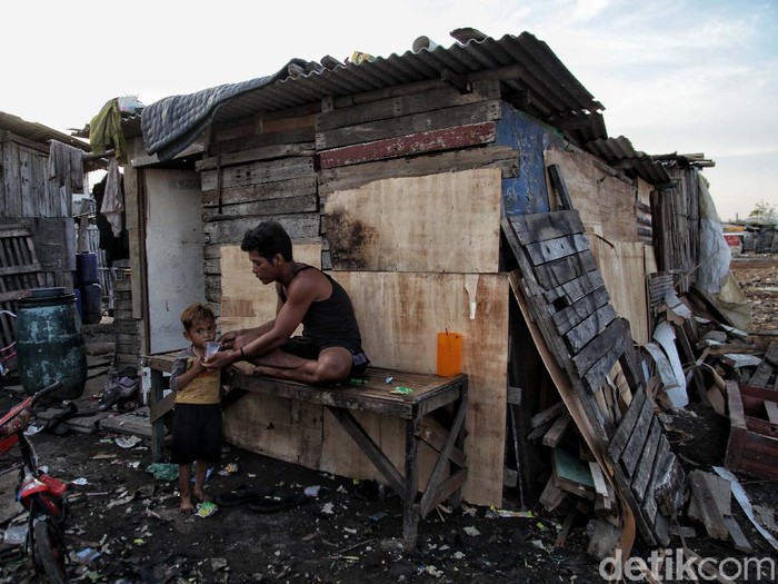 Pandemi COVID-19 yang mewabah pada 2020 juga berhubungan erat dengan angka kemiskinan yang terus naik di Indonesia khususnya di DKI Jakarta.