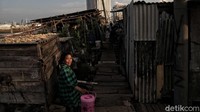 Aktivitas ekonomi di era pandemi COVID-19 hampir tersendat seiring dengan banyaknya penutupan usaha yang berbuntut pada pemutusan hubungan kerja. Dampaknya sudah pasti, kemiskinan bakal meningkat.
