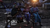 Penambahan penduduk miskin pada periode  ini  disebabkan  karena  penurunan daya beli masyarakat yang dipengaruhi oleh kenaikan harga barang jasa dan kehilangan sumber  pendapatan. Selama  enam  bulan terakhir,  harga  barang  dan  jasa  naik terutama harga bahan makanan naik 3,58 persen. Sebaliknya, pengeluaran  rumah tangga turun terutama pada kelompok 40 persen terendah.