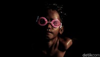 Seorang anak tengah berenang di kawasan permukiman kumuh, Penjaringan, Jakarta Utara, Kamis (24/9/2020).