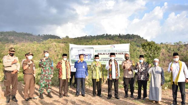 Kepala BNPT Komjen Boy Rafli bertemu panglima Jamaah Ansharusy Syariah (JAS) Bima, Ustaz Gunawan (dok BNPT)