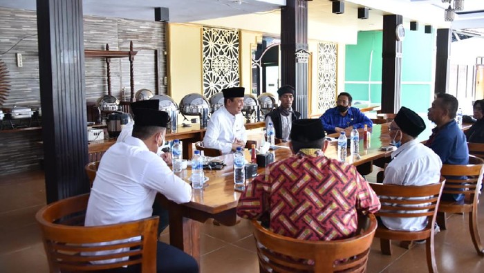 Kepala BNPT Komjen Boy Rafli bertemu panglima Jamaah Ansharusy Syariah (JAS) Bima, Ustaz Gunawan (dok BNPT)