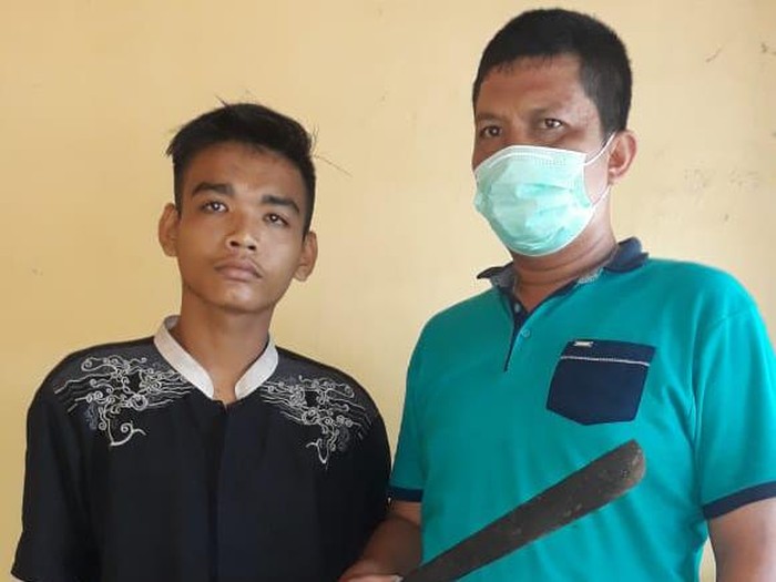 Seorang pria di Sergai, Sumut, memukul ayahnya karena tak diberi uang. Selain itu tersangka juga membacok pamannya.