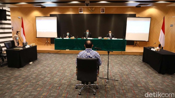 Dewan Pengawas KPK menjatuhkan sanksi ringan kepada Ketua KPK Firli Bahuri. Firli terbukti melanggar kode etik terkait naik helikopter mewah saat berkunjung ke Sumsel.