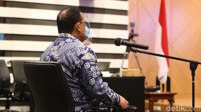 Dewan Pengawas KPK menjatuhkan sanksi ringan kepada Ketua KPK Firli Bahuri. Firli terbukti melanggar kode etik terkait naik helikopter mewah saat berkunjung ke Sumsel.