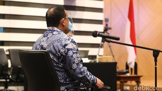 Dewan Pengawas KPK menjatuhkan sanksi ringan kepada Ketua KPK Firli Bahuri. Firli terbukti melanggar kode etik terkait naik helikopter mewah saat berkunjung ke Sumsel.
