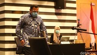 Ketua KPK Firli Bahuri memasuki ruangan saat vonis sidang etik di gedung ACLC, Jakarta, Kamis (24/9/2020).