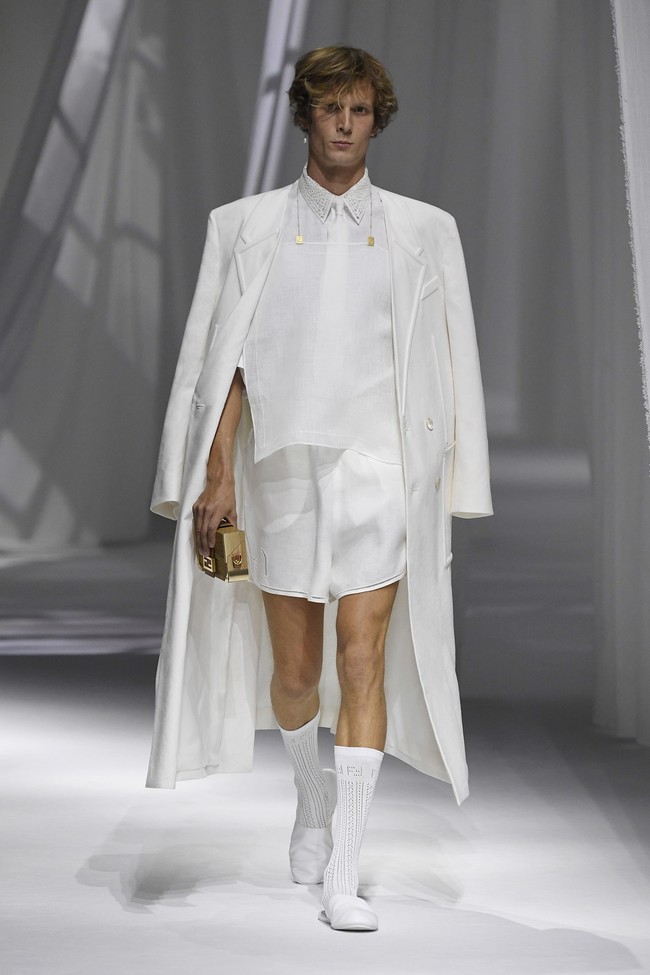 Model memeragakan koleksi terbaru Fendi Spring-Summer 2021 di Milan Fashion Week,  Milan, Italia, Rabu (23/9/2020). (Foto: Dok. Fendi)