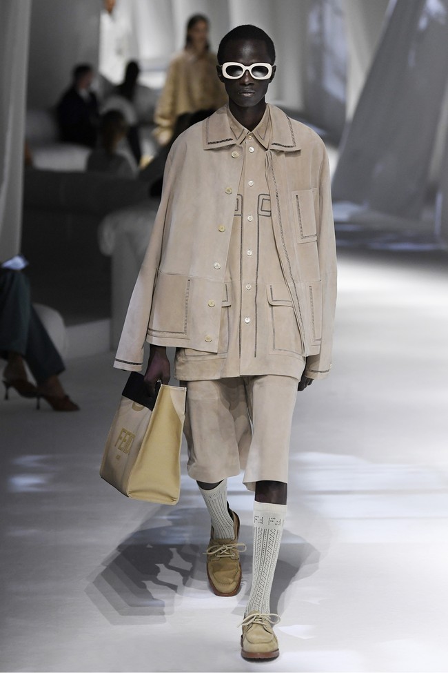 Model memeragakan koleksi terbaru Fendi Spring-Summer 2021 di Milan Fashion Week,  Milan, Italia, Rabu (23/9/2020). (Foto: Dok. Fendi)