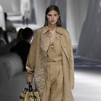 Model memeragakan koleksi terbaru Fendi Spring-Summer 2021 di Milan Fashion Week,  Milan, Italia, Rabu (23/9/2020). (Foto: Dok. Fendi)