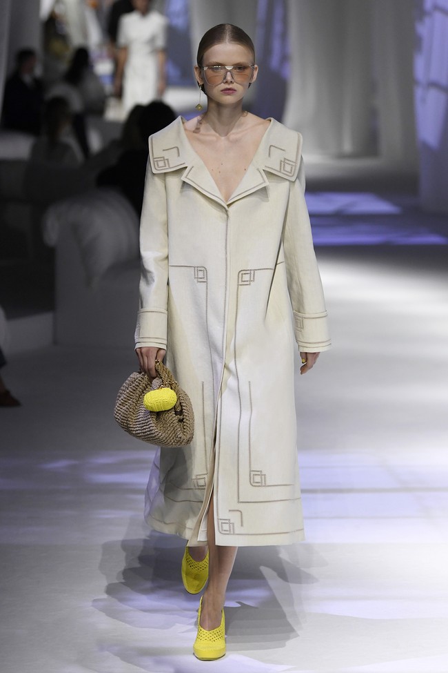 Model memeragakan koleksi terbaru Fendi Spring-Summer 2021 di Milan Fashion Week,  Milan, Italia, Rabu (23/9/2020). (Foto: Dok. Fendi)