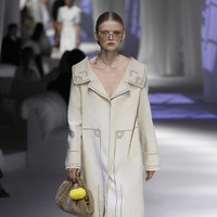 Model memeragakan koleksi terbaru Fendi Spring-Summer 2021 di Milan Fashion Week,  Milan, Italia, Rabu (23/9/2020). (Foto: Dok. Fendi)
